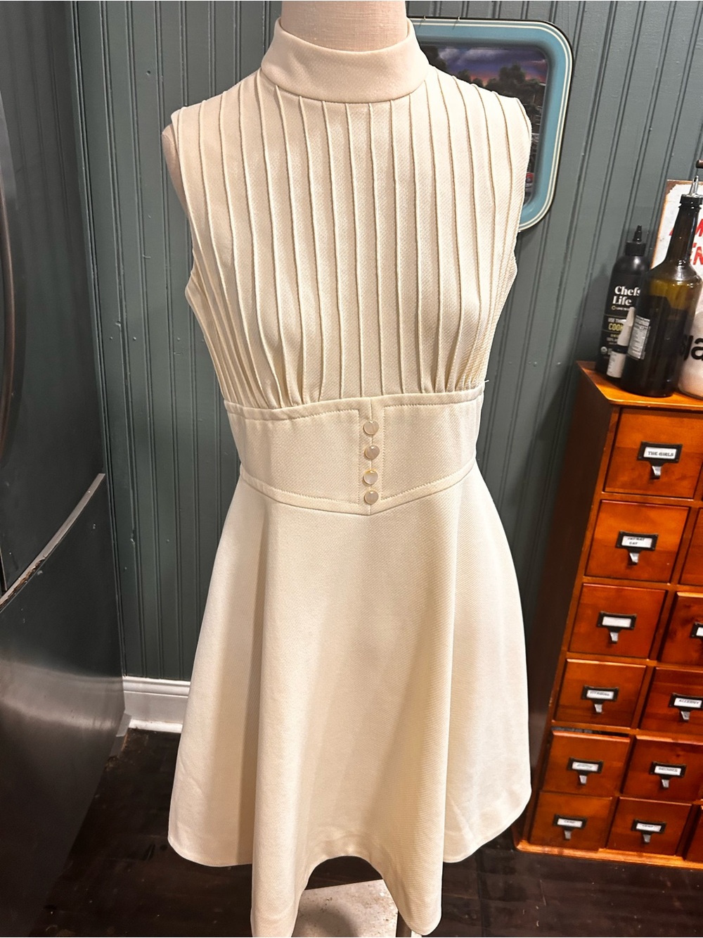 Vintage 1970,s Ayres Unl. Sleeveless High-Neck Cream A-Line Dress Sz 4/6
